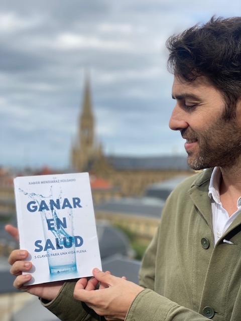 Xabier Mendiaraz con su libro