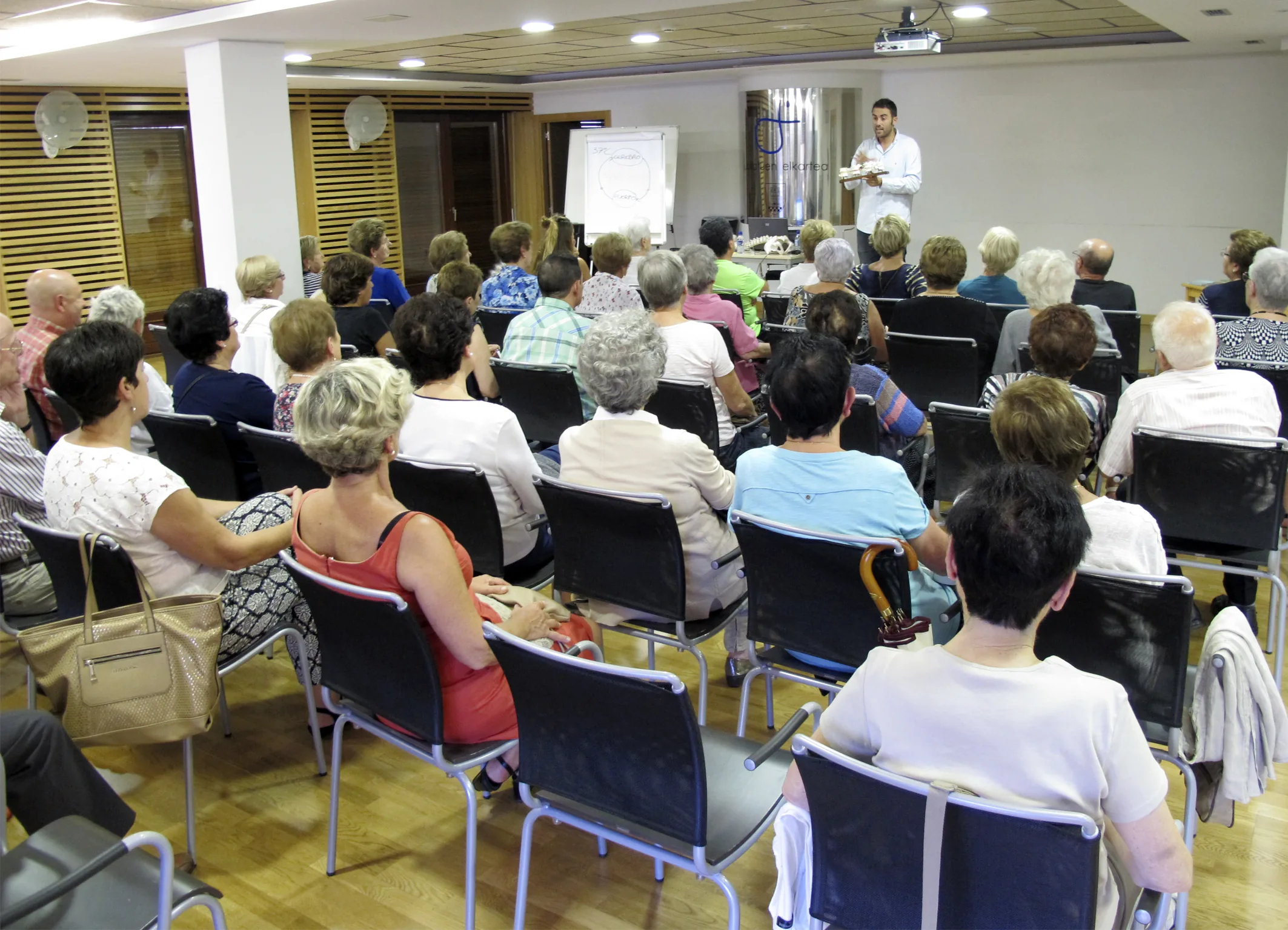 Xabier Mendiaraz impartiendo una charla