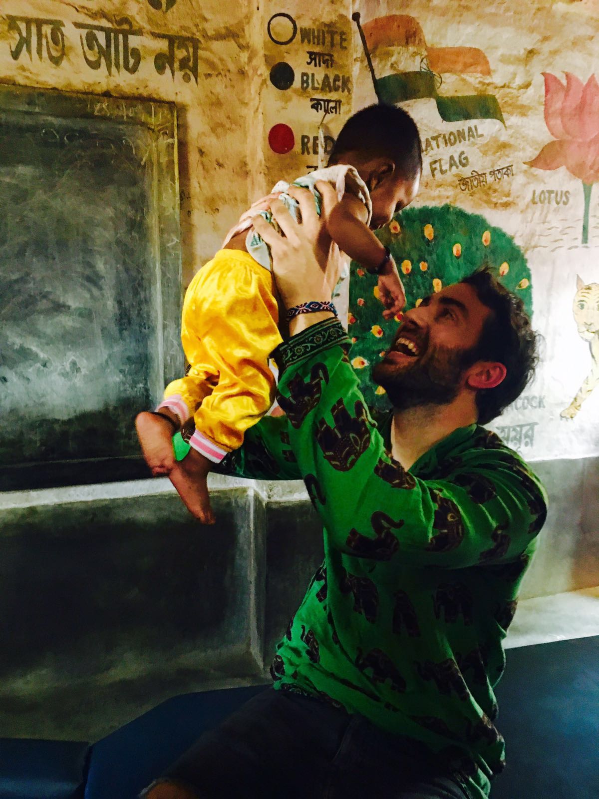 Xabier Mendiaraz con un niño en una escuela de Calcuta, 2015
