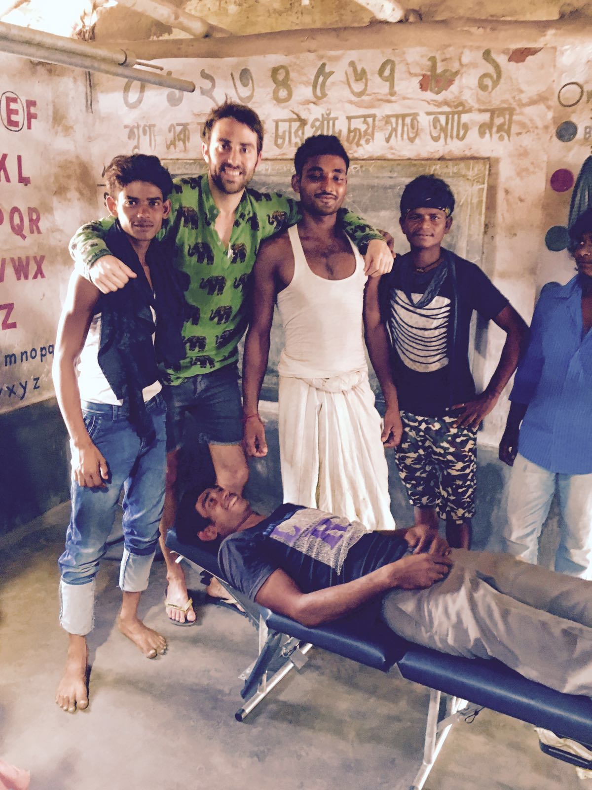 Foto de grupo con adolescentes de la escuela de barrio
