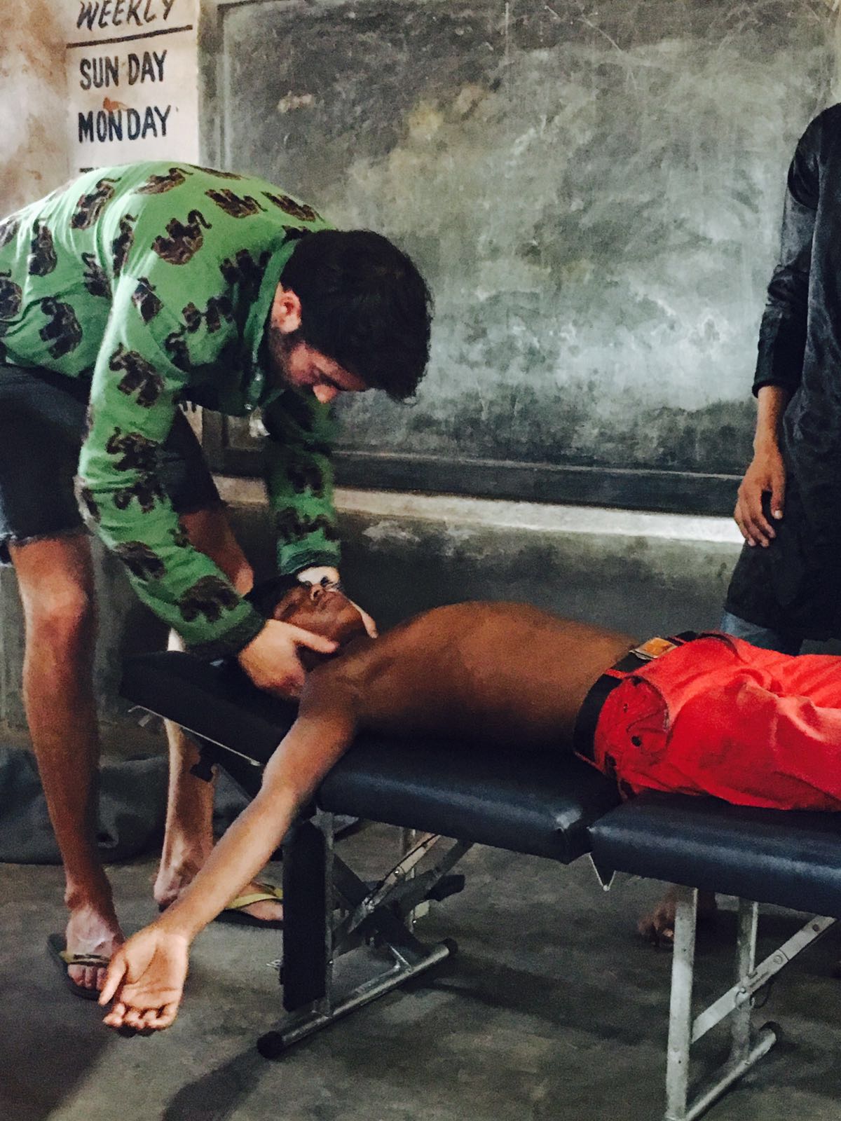 Ajuste cervical a un paciente joven, Calcuta
