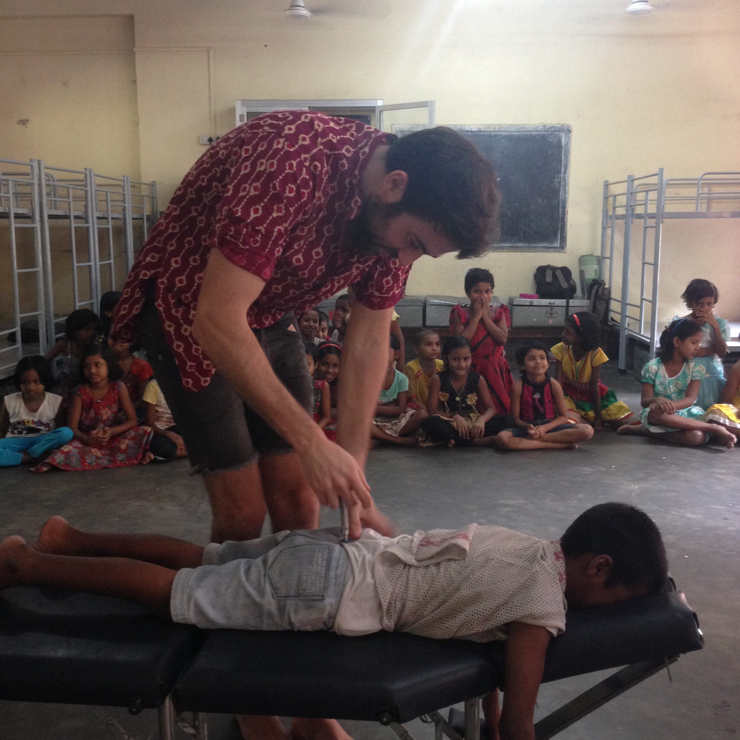 Xabier Mendiaraz atendiendo a un niño en un internado de Sri Lanka, 2017