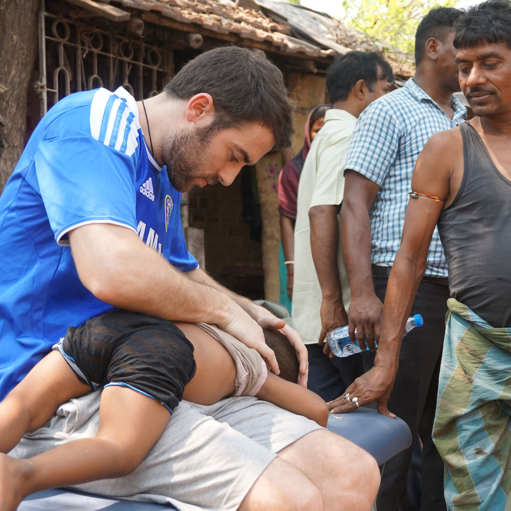 Xabier Mendiaraz ajustando a un adulto durante la misión en Amazonas, 2012