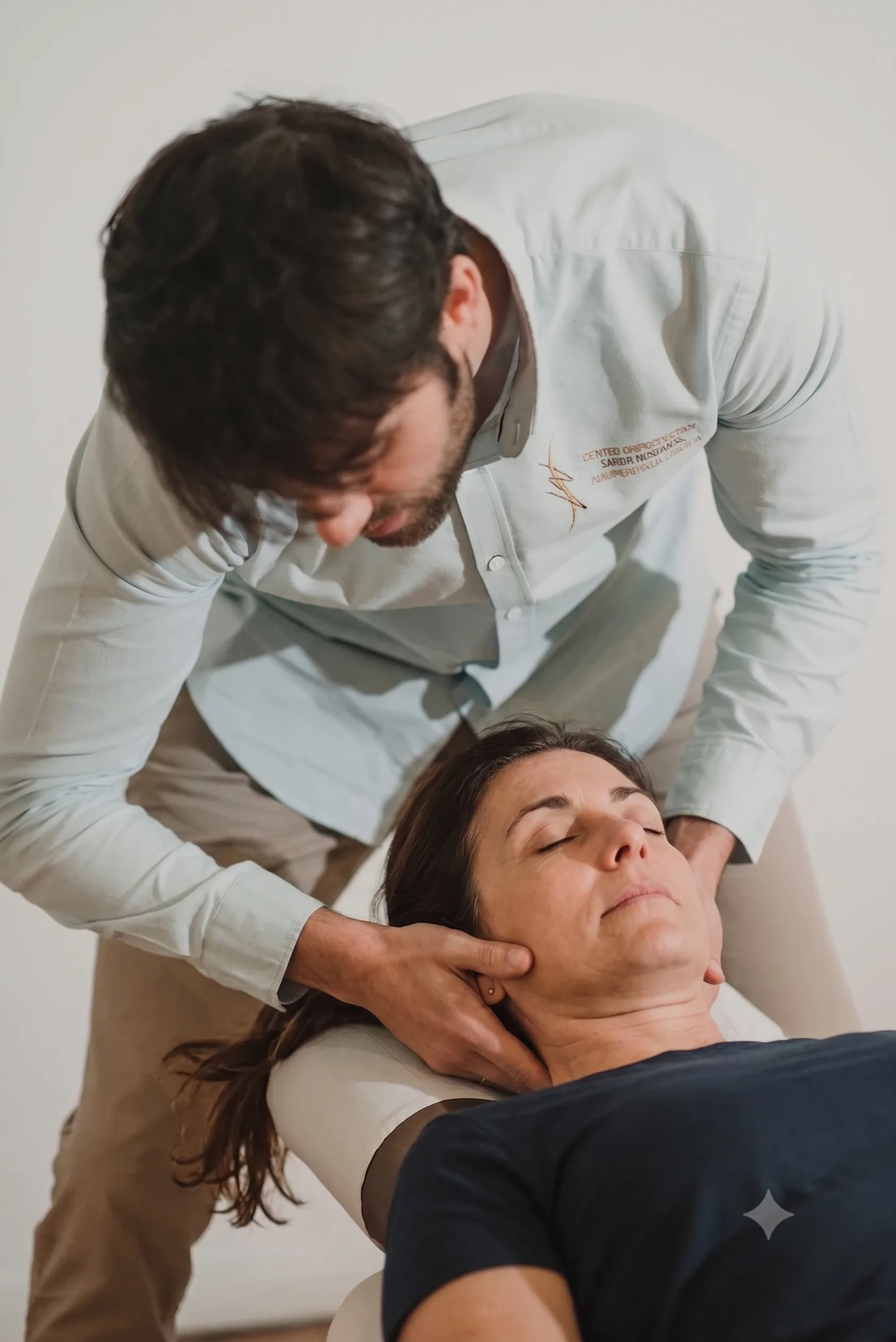 Xabier Mendiaraz realizando un ajuste cervical en su consulta de Donostia